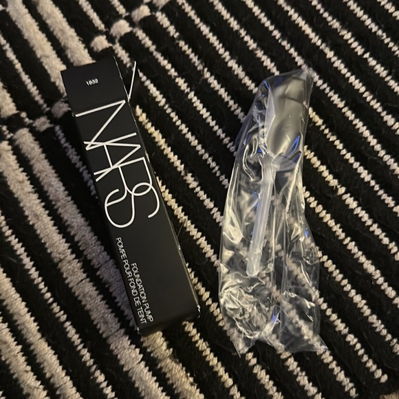 NARS | Foundation Pump - Picture 3 of 3